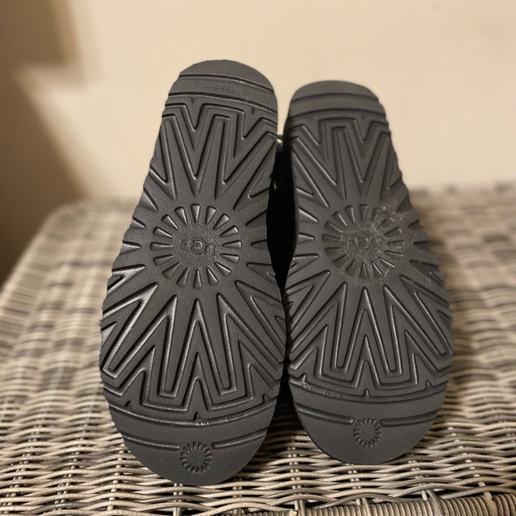 Ugg black bow boots slightly worn excellent - Picture 4 of 4